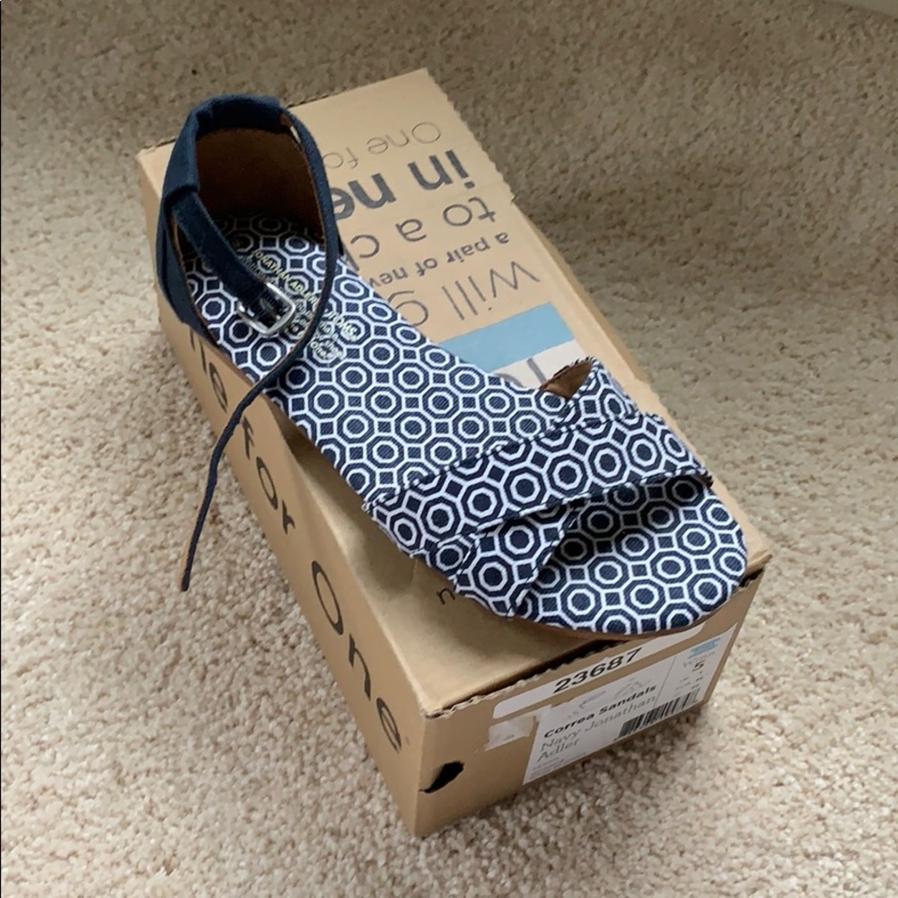 NWT Nagy Blue Toms Sandals Women’s Size 5